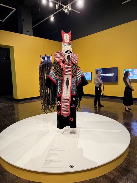 La máscara de 'New African Masquerades' inspirada en Ghostface de la película Scream, en exhibición en el Frist Art Museum de Nashville.