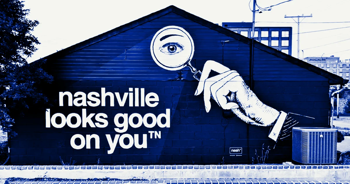 East Nashville, arte urbano desgastado, mostrando la estética callejera y texturas de la ciudad de noche