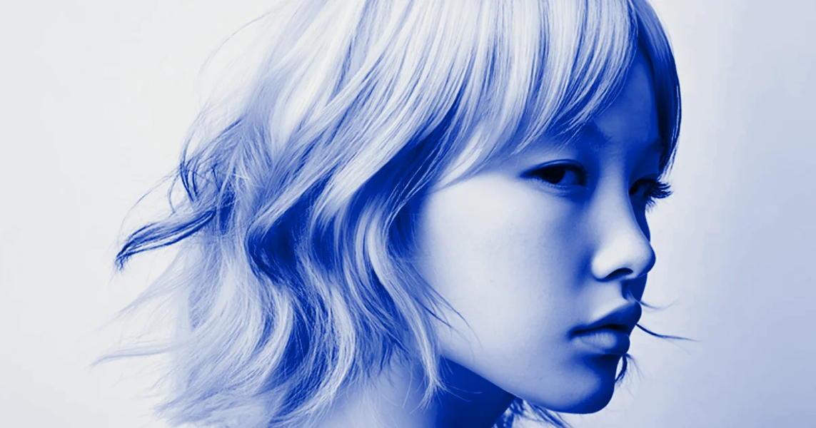 Modelo con cabello rubio perlado y textura suave, representando la tendencia Cloud Dancer del Pantone 2026, evocando calma y elegancia minimalista.